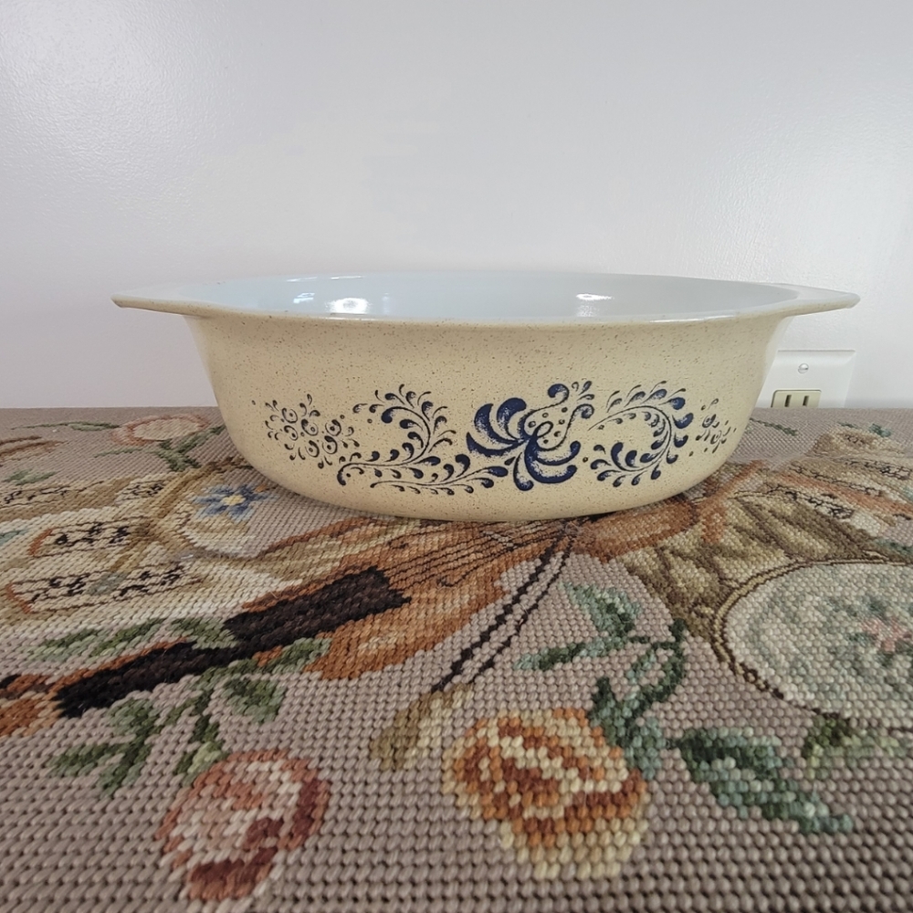 Vintage Pyrex Casserole Dish Homestead Pattern 2.5L